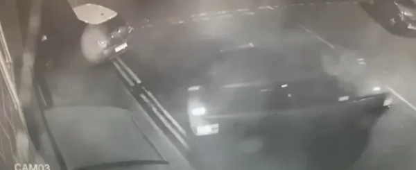 Чорно-білий запис з камери спостереження показує Range Rover, який заднім ходом в'їжджає в будівлю