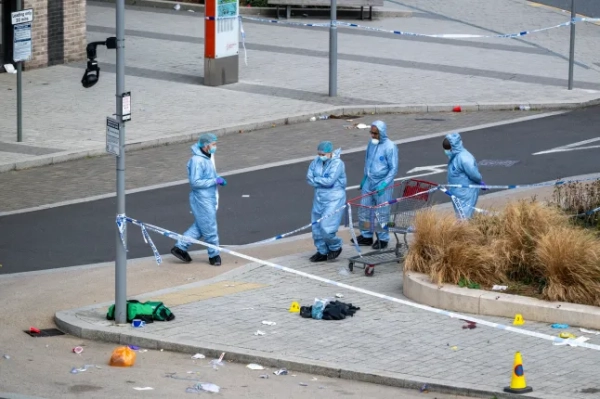 ?? Ліцензовано London News Pictures. 21/09/2025. ЛОНДОН, ВЕЛИКОБРИТАНІЯ. Судово-медичні експерти працюють на місці злочину поблизу стадіону «Вемблі» після повідомлення про стрілянину на Атлантик-Кресент після того, як о 5:30 ранку було викликано поліцію та швидку допомогу. Поруч із маркером речових доказів видно викинуту зелену аптечку першої допомоги, купу одягу та пару взуття. Пацієнта доставили до великого травматологічного центру, а сусідні дороги, включаючи Саут-Вей, закриті на час розслідування. Фото: Стівен Чунг/LNP