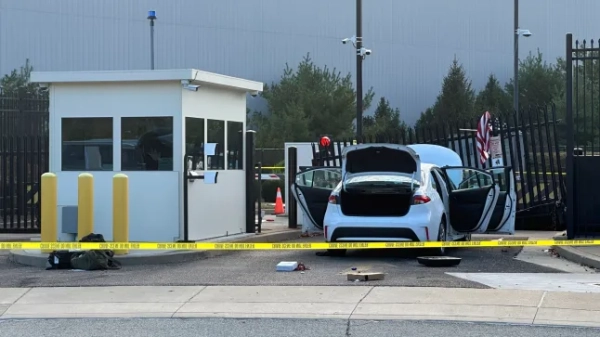 Співробітники ФБР оглядають автомобіль, який врізався у ворота будівлі ФБР у Піттсбурзі.