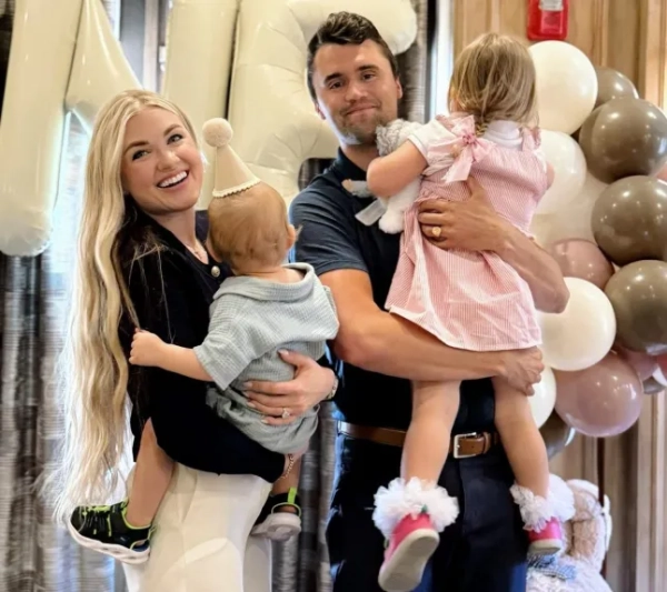 Чарлі Кірк та його дружина Еріка **На фото: charliekirk1776 16 тижнів Вчора ми святкували перший день народження нашого сина! Він приніс у наше життя безмежну кількість радості та сміху. Бути батьком – це неймовірний дар, який стає набагато кращим, бо я роблю це разом із @mrserikakirk. «Виховуй дитину на шляху, яким вона має йти, і навіть коли вона постаріє, вона не відступить від нього». Приповісті 22:6. Чарлі Кірк стріляв на мітингу консервативних студентів у Юті: На відео жахів видно, як зірку MAGA «вдарили в шию» https://www.instagram.com/p/DFtmFBeS3hu/?hl=en&img_index=1 https://www.instagram.com/p/DJrh6FLJ4FJ/?hl=en