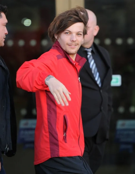 Луї Томлінсон з гурту One Direction прибуває на стадіон Keepmoat у Донкастері, де дебютує за резервний склад.