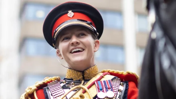 Капітан Елізабет Хелен Ґодвін - Лейб-гвардія. З глибоким сумом ми повинні оголосити про трагічну смерть капітана Ліззі Ґодвін, лейб-гвардійця, минулого тижня. Ліззі була призначена до лейб-гвардії у 2020 році, отримавши Почесний меч у Королівській військовій академії Сандхерст як найкраща зі свого набору. Вона з відзнакою служила на бронетехніках у Полку кавалерії та виконувала державні церемоніальні обов'язки у Кінному полку кавалерії, включаючи похорон Її Покійної Величності Королеви та коронацію Його Величності Короля. Абсолютно віддана офіцерка, яка невпинно та завжди працювала на благо своїх солдатів, Ліззі запам'ятається як справді добра, безкорислива та віддана подруга для всіх, яка шукала можливості навіть у найскладніших обставинах. Вона втілювала лідерство-служіння та все, що означає бути офіцером кавалерії. Оплакуючи втрату Ліззі, ми просимо зберегти конфіденційність для її родини та друзів. Надгробна промова опублікована на нашій сторінці у Facebook, посилання є в нашій біографії. https://www.instagram.com/p/DOWOhD0iP70/https://www.guardspoloclub.com/club-news/captain-elizabeth-helen-godwin-the-life-guards