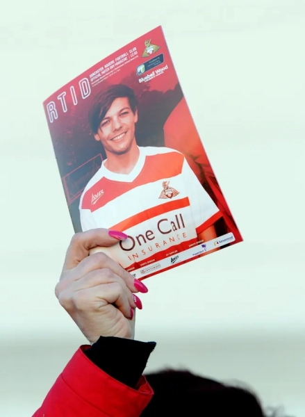 Програма матчу за участю Луї Томлінсона з One Direction біля стадіону Keepmoat у Донкастері, де він дебютує за резервний склад.