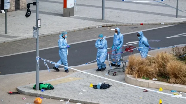 ?? Ліцензовано London News Pictures. 21/09/2025. ЛОНДОН, ВЕЛИКОБРИТАНІЯ. Судово-медичні експерти працюють на місці злочину поблизу стадіону «Вемблі» після повідомлення про стрілянину на Атлантик-Кресент після того, як о 5:30 ранку було викликано поліцію та швидку допомогу. Поруч із маркером речових доказів видно викинуту зелену аптечку першої допомоги, купу одягу та пару взуття. Пацієнта доставили до великого травматологічного центру, а сусідні дороги, включаючи Саут-Вей, закриті на час розслідування. Фото: Стівен Чунг/LNP