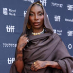 Мікаела Коел прибуває на TIFF, немов богиня в капюшоні, у…