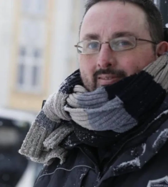 ЗВЕРНІТЬ УВАГУ: ДІЮТЬ ПОТОЧНІ ТАРИФИ. Пол Ківіл, майстер з шахів, переслідував, подав до суду та очорнив безгрошівну студентку університету, називаючи її повією, у помсту за її відмову відновити позашлюбний роман, який вони розпочали через сайт знайомств «Цукрові татусі». Застереження: Хоча Cavendish Press (Manchester) Ltd докладає всіх зусиль для встановлення авторських прав та автентичності всіх наданих зображень, вона не несе відповідальності за будь-які збитки, втрати чи судові позови, спричинені використанням наданих зображень. Публікація зображень здійснюється виключно на ваш розсуд. Умови та положення дивіться на сайті http://www.cavendish-press.co.uk/pages/terms-and-conditions.aspx