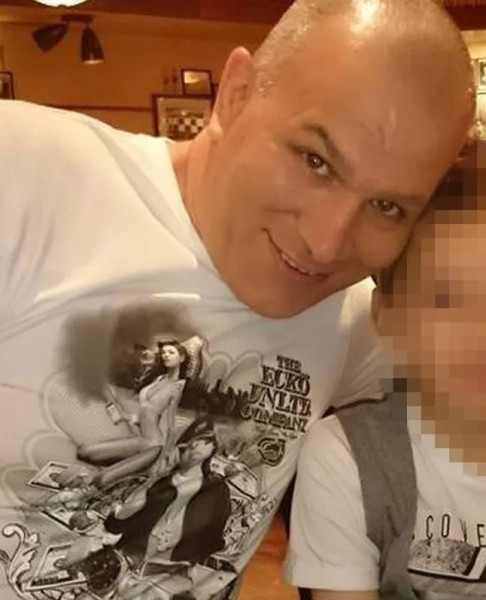 На фото зображений Герайнт Беррі. Суд повідомив, що колишнього льотчика Королівських ВПС обманом змусили приєднатися до змови з метою вбивства разом із «залякувальним» колишнім морським піхотинцем та його таємною заміжньою коханкою, щоб убити її чоловіка. 47-річного Стівена Томаса нібито заманили до плану страти після зустрічі з 46-річним колишнім морським піхотинцем Герайнтом Беррі після того, як благодійна організація для бездомних ветеранів помістила його в багатоквартирний будинок. Беррі звинувачують у змові зі своєю таємною коханкою Мішель Міллс з метою вбивства її чоловіка, щоб бути разом, та у вербуванні Томаса для допомоги у здійсненні вбивства. Суд почув, що Томас, який чотири роки служив монтажником повітряних суден у Королівських ВПС, був негайно заляканий Беррі після того, як сказав йому, що був «снайпером морської піхоти». Даючи свідчення, Томас сказав: «Він сказав, що вона здійснила тисячі вбивств, і, мабуть, усі вони були пострілами в голову. Він мене лякав. «Все це були історії про те, наскільки він був здібним, по суті, як солдат, як морський піхотинець». Королівський суд Свонсі почув, що Томас був «завербований» Беррі для участі у змові з метою вбивства чоловіка його коханої Мішель Міллс, 46 років. Прокурор Джонатан Ріс заявив, що Беррі та Міллс мали роман після знайомства під час її роботи менеджером благодійної організації для бездомних ветеранів Alabare. Пара нібито планувала вбити її чоловіка Крістофера Міллс під час рейду на караван у вересні минулого року, щоб вони могли «рухатися вперед» у своїх стосунках. Томас розповів суду, що його попросили поїхати на місце події після того, як Беррі розповів вигадану історію про напад чоловіка на члена сім'ї, і він хотів «дати йому сховок». Суд почув, що Томасу поставили діагноз посттравматичний стресовий розлад після того, як він став свідком жахливої аварії між його капралом та матір'ю та дочкою. Томас сказав, що він переїхав до квартири з Беррі за кілька тижнів до рейду на караван у Сенарті, Кармартеншир. Суд почув, що Томас знайшов свого брата мертвим унаслідок самогубства лише через 12 днів після переїзду до свого нового будинку, і сказав: «Це мене фактично зруйнувало». Він сказав: «Я сподівався, що Беррі буде трохи більш співчутливим до мене і залишить мене в спокої». Суд почув, що потерпілий пан Міллс «не знав», що його дружина мала роман з колишнім морським піхотинцем Беррі, поки вони планували його вбити. Беррі та Томас нібито були одягнені в маски та озброєні імітацією зброї, перш ніж напасти на фургон пари, але пан Міллс відбив їх. Пара здалася, сховавшись у кущах, а офіцери знайшли в їхніх рюкзаках протигази з фільтруючими балончиками, кабельні стяжки, плоскогубці, ганчірки та телескопічний приціл. Також була підроблена «передсмертна записка», зроблена так, ніби її написав пан Міллс, і адресована його дружині, прізвисько «Бебс». Пана Міллса, який працює в організації «Допомога героям», заарештували після нападу в масці після того, як його дружина звинуватила його у домашньому насильстві, що він заперечував. Він сказав: «Це був величезний шок, але вперше я звернув на це увагу наступного дня. Мене заарештували. У той момент я зрозумів, що Мішель була причетна». «Моє серце стиснулося». Суд почув, як пан Міллс заперечував будь-які прояви насильства щодо своєї дружини, і сказав: «Я ніколи її пальцем не торкався». Він додав: «Я нічого не зробив Мішель. Наскільки я знаю, у нас був щасливий шлюб. У нас були нові паспорти, і ми збирали гроші на відпустку». Беррі, 46 років, з Клайдаха, долина Свонсі, Томас, 47 років, з Бленгвінфі, долина Афан, та Етель Мішель Міллс з Лланеллі заперечують змову з метою вбивства. Міллс також заперечує спробу втручання в роботу суду щодо видалення телефонних повідомлень та її облікового запису в поліції. Беррі та Томас раніше визнали себе винними у зберіганні імітації вогнепальної зброї з метою залякування. Судовий розгляд, який має тривати три тижні, триває. СЛУЖБА НОВИН УЕЛЬСУ