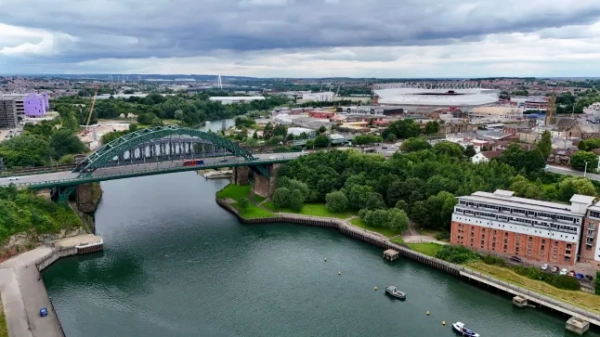 Сандерленд, Англія, 21 липня 2024 року. Гарний краєвид з дрона вздовж річки Вір з мостом Вірмут, стадіоном світла та мостом Північний шпиль удалині; Shutterstock ID 2492725121; замовлення_на_продаж: -; робота: -; клієнт: -; інше: