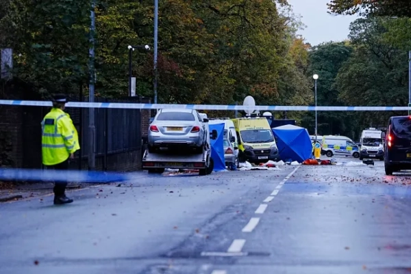 Поліцейське розслідування триває на місці події поблизу синагоги єврейської громади Хітон-Парк у Крампсоллі, Манчестер, де внаслідок теракту загинули двоє людей. Трьох осіб заарештували за підозрою у плануванні теракту у зв'язку з вбивствами, скоєними Джихадом Аль-Шамі, якого застрелила поліція через сім хвилин після того, як офіцерів попередили про напад у четвер вранці. Дата фото: п'ятниця, 3 жовтня 2025 року. Фото PA. Жертвами нападу на синагогу єврейської громади Хітон-Парк поліція назвала 53-річного Адріана Долбі та 66-річного Мелвіна Кравіца, обох з Крампсолла, Великий Манчестер. Автор фото: Peter Byrne/PA Wire