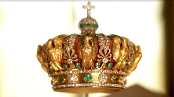 Корона французької імператриці Євгенії, яка стала метою злодіїв під час пограбування паризького Лувру 19 жовтня 2025 року, але була втрачена під час втечі, виставлена на цьому недатованому кадрі з відео. Музей Лувр/Роздатковий матеріал через REUTERS. ЦЕ ЗОБРАЖЕННЯ НАДАНО ТРЕТІЄЮ СТОРОНОЮ. ОБОВ'ЯЗКОВЕ ЗАСТОСУВАННЯ АВТОРА