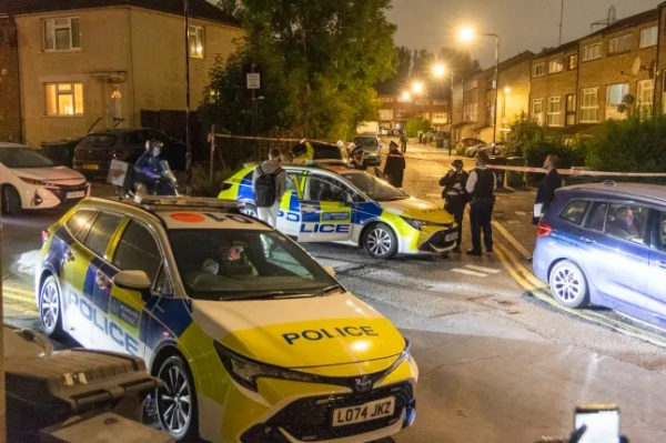 ?? Ліцензовано London News Pictures. 10.10.2025. Лондон, Велика Британія. Поліцейські на місці події у Волтемстоу, північний Лондон, після стрілянини. Поліцейських викликали за адресою на Стоу Кресент близько 10:00 ранку. Вони залишалися на місці події протягом кількох годин, і кордон залишався на місці. Близько 14:00 поліцейські увійшли на територію та застосували свою зброю. Чоловікові надали медичну допомогу на місці події, перш ніж його доставили до лікарні. Фото: Марцін Новак/LNP