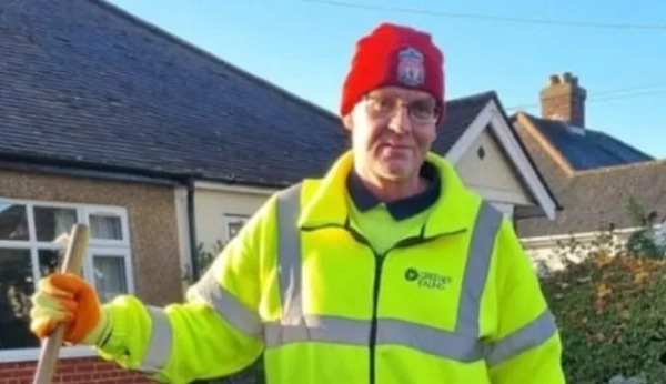 Недатоване фото роздаткового матеріалу, на якому зображено 49-річного Вейна Бродхерста, якого смертельно зарізали в Аксбріджі. 22-річному Сафі Давуду висунуто звинувачення у вбивстві Вейна, а також у двох пунктах звинувачення у замаху на вбивство у зв'язку з інцидентом у Мідхерст-Гарденс, Аксбрідж, що стався в понеділок, повідомила Королівська прокуратура. Дата публікації: середа, 29 жовтня 2025 року. Фото Пенсильванії. Давуду з Мідхерст-Гарденс також висунуто звинувачення у зберіганні наступальної зброї. Він постане перед Вестмінстерським магістратським судом у четвер. Автор фото: Metropolitan Police/PA Wire. ПРИМІТКА ДЛЯ РЕДАКТОРІВ: Це фото роздаткового матеріалу може використовуватися лише для редакційних репортажів для сучасної ілюстрації подій, речей або людей на зображенні або фактів, згаданих у підписі. Повторне використання зображення може вимагати додаткового дозволу власника авторських прав.