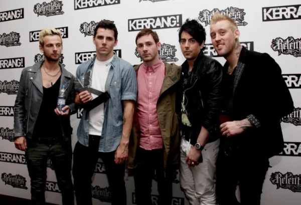 Учасники гурту Lostprophets (зліва направо) Лі Ґейз, Стюарт Річардсон, Майк Льюїс, Ієн Воткінс та Люк Джонсон оголосили про розпад гурту. Гурт, фронтмен якого Ієн Воткінс має постати перед судом за звинуваченням у зґвалтуванні немовляти та загалом 22 інших сексуальних злочинах до кінця року, повідомив про це на своїй сторінці у Facebook. Його колеги по гурту написали у своїй заяві: «Після майже року боротьби з нашим душевним болем ми нарешті готові публічно оголосити те, про що ми думали потайки протягом деякого часу. Ми більше не можемо продовжувати створювати чи виконувати музику як Lostprophets». MediaMogul v2.11.7p1 Дивіться історію PA SHOWBIZ Lostprophets. Фото: Yui Mok/PA Wire