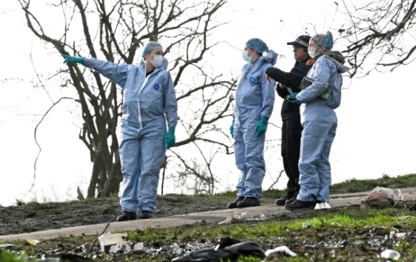 Поліція на місці події в Прімроуз-Гілл, Камден, Лондон: чоловіка заарештували за підозрою у вбивстві після того, як хлопчика зарізали на смерть у північному Лондоні в новорічну ніч. 1 січня 2024 року. Дивіться статтю SWNS SWMRurder. 16-річного хлопця зарізали на смерть в одному з найпрестижніших передмість Лондона за кілька хвилин до Нового року. Поліція повідомляє, що на жертву напали на Прімроуз-Гілл – місці знаменитостей, де будинки продаються за багатомільйонні фунти стерлінгів – близько 23:40 у новорічну ніч. Офіцери надали першу медичну допомогу, перш ніж прибули парамедики та гелікоптер швидкої допомоги. Але хлопця, ім'я якого не розголошується, оголосили мертвим на місці події незадовго до півночі. Детективи кажуть, що в той час у цьому районі було