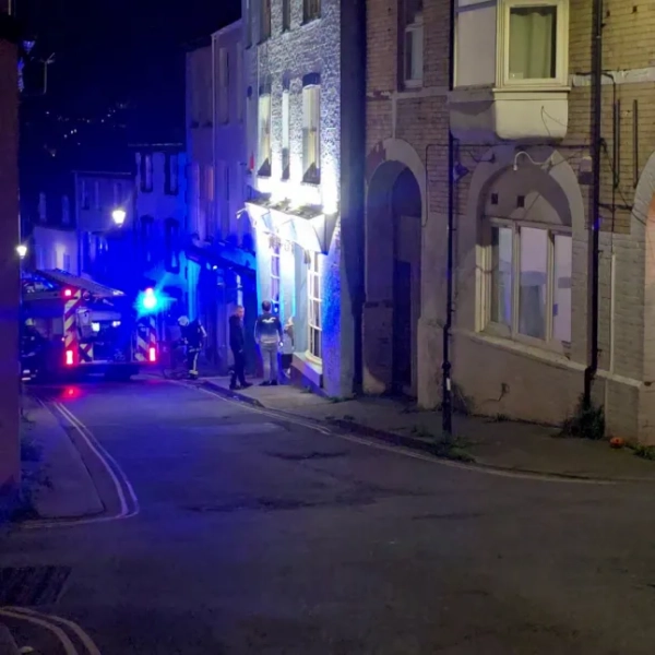 Пожежа в будинку на вулиці Хоунстоун, Бідефорд, Девон. // Розпочато розслідування вбивства, п'ятьох дітей заарештовано після пожежі в будинку. Служби екстреної допомоги були викликані на місце пожежі в двоповерховому будинку на вулиці Хоунстоун, Бідефорд, Девон, близько 20:30 у вівторок. Було розпочато розслідування підпалу, і поліція підтвердила, що його перекваліфіковано до розслідування вбивства. Чотирьох хлопців та дівчину з Північного Девону віком до 18 років заарештовано за підозрою у підпалі з метою створення загрози життю та наразі перебувають під вартою. Фото опубліковано 30.10.2025