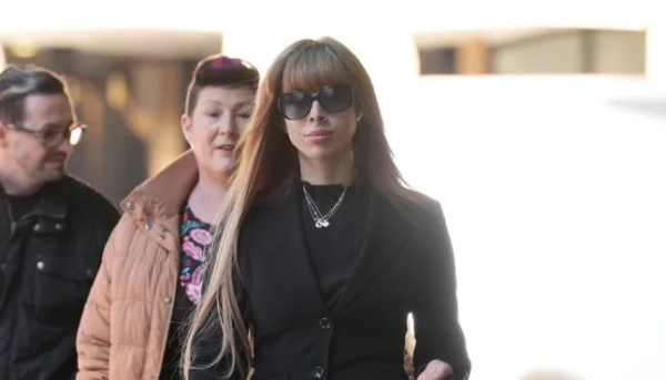 Ізабель Дейл прибуває до Королівського суду Саутерк у Лондоні, де їй висунуто звинувачення за двома пунктами звинувачення: як державна службова особа, яка навмисно зловживала владою, будучи на посаді тюремного наглядача, мала сексуальні стосунки з двома ув'язненими, що відбували покарання, у період з 1 вересня 2021 року по 31 грудня 2022 року. Пані Дейл також звинувачують у змові з метою ввезення контрольованих наркотиків до виправної колонії HMP Swaleside на острові Шеппі, графство Кент. Дата фото: п'ятниця, 23 травня 2025 року. Фото з Пенсильванії. Дивіться сюжет з Пенсильванії COURTS Dale. Автор фото: PA Wire.