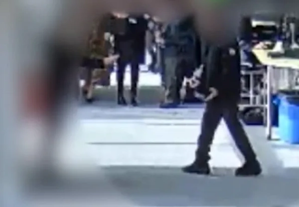 Зображення з камер відеоспостереження від 03.02.25, видане поліцією Південного Йоркширу, на якому видно обвинуваченого, який тримає ніж у їдальні. Школяра, який смертельно зарізав 15-річного Гарві Вілгуса під час обідньої перерви, визнали винним у вбивстві. Гарві було поранено ножем у серце на очах у наляканих дітей іншим 15-річним хлопчиком, який приніс до школи мисливський ніж. Дата публікації: п'ятниця, 8 серпня 2025 року. Фото Пенсильванії. Королівський суд Шеффілда заслухав інформацію про те, як інші учні втекли «у страху та паніці», деякі з них замкнулися в шкільній комірчині після смертельного нападу в католицькій середній школі Всіх Святих у Шеффілді 3 лютого. Автор фото: Поліція Південного Йоркширу/Діректор Пенсильванії. ПРИМІТКА ДЛЯ РЕДАКТОРІВ: Це фото з роздаткового матеріалу може використовуватися лише для редакційних репортажів для сучасної ілюстрації подій, речей або людей на зображенні або фактів, згаданих у підписі. Повторне використання зображення може вимагати додаткового дозволу від власника авторських прав.