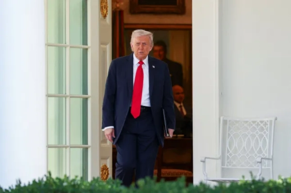 Президент США Дональд Трамп виходить з Овального кабінету, щоб виступити на обіді в клубі «Рожевий сад» у Білому домі у Вашингтоні, округ Колумбія, США, 21 жовтня 2025 року. REUTERS/Kevin Lamarque