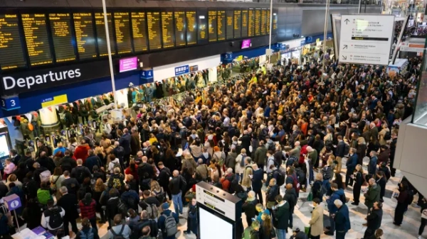 Станція Ватерлоо дуже перевантажена, оскільки тисячі пасажирів затрималися, а поїзди скасовано через збій сигналізації в районі Клепгем-Джанкшен. Фотографія Елліотта Френкса, 29 жовтня 2025 року.