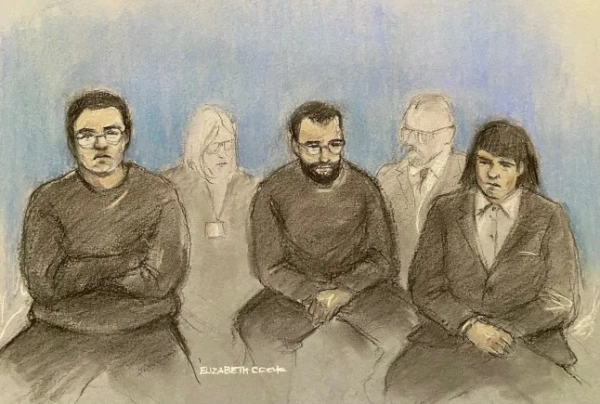 Ескіз судового художника Елізабет Кук, на якому зображені (зліва направо) Броган Стюарт, Крістофер Рінгроуз та Марко Пітцетту, які постають через відеозв'язок у Вестмінстерському магістратському суді в Лондоні, де їм висунуто звинувачення у підготовці терористичного акту, пов'язаного з правим екстремізмом. Дата фото: вівторок, 27 лютого 2024 року. Фото PA. Стверджується, що трійця визначила Ісламський освітній центр у Лідсі як потенційну ціль, виготовила напівавтоматичну вогнепальну зброю FGC 9 та отримала інструкції щодо складання вогнепальної зброї, надрукованої на 3D-принтері. Вони також нібито отримали тексти крайніх правих, приєдналися до чат-форумів крайніх правих та поширювали інформацію про вогнепальну зброю та боєприпаси. Див. статтю PA COURTS RightWing. Автор фото: Елізабет Кук/PA Wire