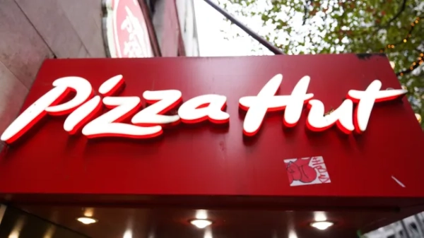 Логотип Pizza Hut у Бірмінгемі, 18 жовтня 2025 року. (Фото Янніса Алексопулоса/NurPhoto через Getty Images)