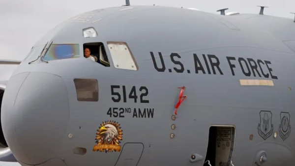 САН-ДІЄГО, КАЛІФОРНІЯ – 26 ВЕРЕСНЯ: Літак C-17 Globemaster ВПС США, що базується на авіабазі Марч, демонструється під час авіашоу America's Air Show на авіабазі морської піхоти Мірамар 26 вересня 2025 року в Сан-Дієго, Каліфорнія. (Фото Кевіна Картера/Getty Images)