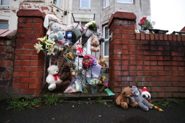 Сьогодні біля будинку на Персі-роуд у Сікомбі, Віррал, відбулося церемонії вшанування пам'яті. Подружжя визнали винним у вбивстві власного маленького сина. Клеві та Нівальда Сантос Пірджані постали перед судом Ліверпульської корони за звинуваченням у вбивстві їхньої немовляти Мігеля Пірджані, який помер у віці 13 тижнів у листопаді минулого року. Мати та батька звинуватили у «систематичному жорстокому поводженні» з дитиною перед її смертю, під час якої у нього було виявлено численні переломи кісток та крововилив у мозку. Вони намагалися звинуватити одне одного у смерті сина, а мати навіть стверджувала, що батько «втратив контроль» і вдарив головою хлопчика.