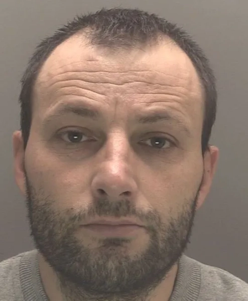 Подружжя визнали винним у вбивстві власного маленького сина. Клеві та Нівальда Сантос Пірджані постали перед судом Ліверпуля за звинуваченням у вбивстві їхньої немовляти Мігеля Пірджані, який помер у віці 13 тижнів у листопаді минулого року. Мати та батька звинуватили у «систематичному жорстокому поводженні» з дитиною перед її смертю, під час якої у нього було виявлено численні переломи кісток та крововилив у мозку. Вони намагалися звинуватити одне одного у смерті сина, а мати навіть стверджувала, що батько «втратив контроль» і вдарив головою хлопчика.