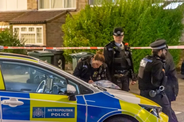 ?? Ліцензовано London News Pictures. 10.10.2025. Лондон, Велика Британія. Поліцейські на місці події у Волтемстоу, північний Лондон, після стрілянини. Поліцейських викликали за адресою на Стоу Кресент близько 10:00 ранку. Вони залишалися на місці події протягом кількох годин, і кордон залишався на місці. Близько 14:00 поліцейські увійшли на територію та застосували свою зброю. Чоловікові надали медичну допомогу на місці події, перш ніж його доставили до лікарні. Фото: Марцін Новак/LNP