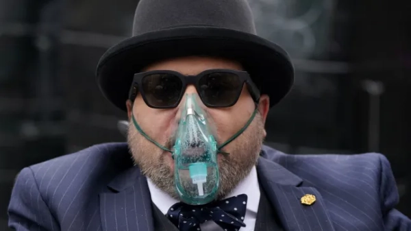 Підсудний прибуває до Единбурзького суду шерифа та мирових суддів на попереднє слухання щодо екстрадиції Ніколаса Россі до США, де його розшукують після того, як він нібито втік з країни у 2017 році, щоб уникнути звинувачень у крадіжці особистих даних та шахрайстві, а також звинувачення у сексуальному насильстві в Юті у 2008 році. Чоловік, який використовує щонайменше десять інших псевдонімів, включаючи Ніколас Алахвердян та Артур Найт, заперечує, що він Россі. Дата фото: четвер, 21 квітня 2022 року. Россі звинувачують у тому, що він інсценував власну смерть, перш ніж переховуватися в Шотландії, щоб уникнути звинувачень у сексуальному насильстві, де його двічі заарештовували після того, як він ледь не помер від Covid, і пропустив слухання щодо екстрадиції. Фото з Пенсильванії. Дивіться сюжет з Пенсильванії: СУДИ Россі. Автор фото: Ендрю Мілліган/PA Wire