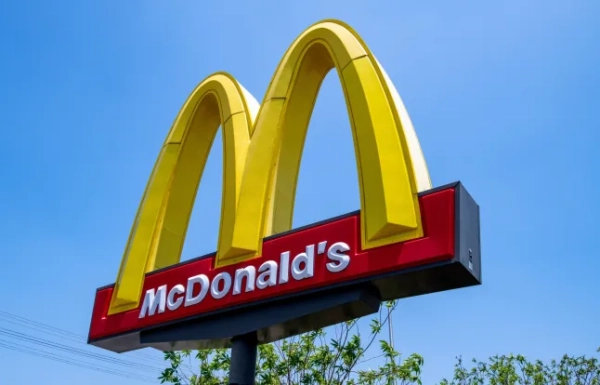 30 травня 2024 р.: Панорама-Сіті, Каліфорнія. McDonalds, ресторан швидкого харчування McDonald's з бургерами. Вивіска, логотип, ракурс; Shutterstock ID 2469027415; замовлення_на_продаж: -; робота: -; клієнт: -; інше: