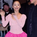 Аріана Гранде повернулася до свого стилю Глінди з двоколірним образом,…