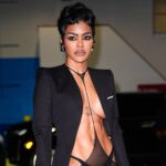 Чуттєвий костюм Тейани Тейлор включає неймовірно підвішений прозорий низ