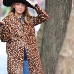 Дженніфер Лоуренс відчуває дух Хелловіну у своєму улюбленому пальто з…