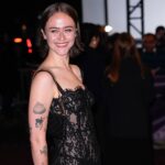 Елла Емхофф втілює епоху Відродження оголеного одягу в LBD, натхненному…