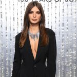 Емілі Ратажковскі поєднує свою глибоку сукню з водоспадом кристалів