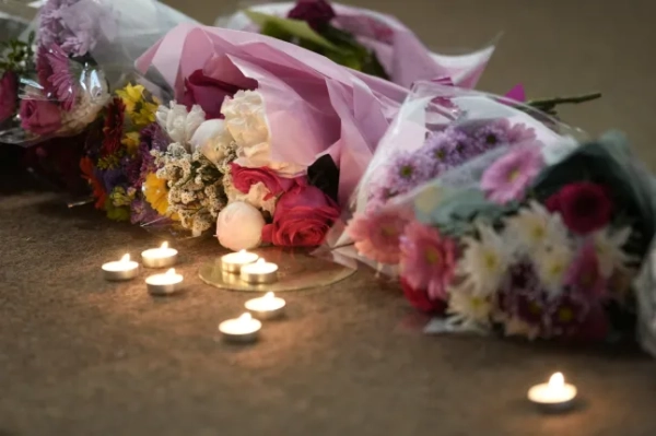 НОТТІНГЕМ, АНГЛІЯ – 13 ЧЕРВНЯ: Квіти та свічки лежали біля вівтаря після того, як їх поклали друзі покійного під час панахиди в церкві Святого Петра в центрі міста 13 червня 2023 року в Ноттінгемі, Англія. Поліція Ноттінгемширу повідомила, що чоловіка було заарештовано за підозрою у вбивстві після того, як сьогодні раніше в районах центру Ноттінгема було знайдено мертвими трьох людей. (Фото Крістофера Ферлонга/Getty Images)