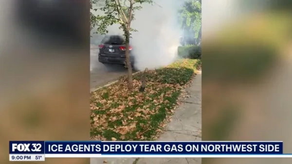 **ПОСИЛАННЯ НА МАТЕРИАЛ ПРО ВИКОРИСТАННЯ GRAB - https://www.fox32chicago.com/news/outrage-after-federal-agents-use-tear-gas-just-before-halloween-parade-old-irving-park?taid=68fe064395a4980001613626&utm_campaign=trueanthem&utm_medium=trueanthem&utm_source=twitter** 15228467 Місцеві жителі Чикаго обурені після того, як ICE застосувала сльозогінний газ на вулиці за кілька хвилин до дитячого параду на Гелловін. Федеральні агенти застосували сльозогінний газ у чиказькому районі Олд-Ірвінг-Парк у суботу вранці, зірвавши громадський парад на Гелловін та викликавши обурення серед мешканців. Свідки кажуть, що співробітники митної та прикордонної служби затримали чоловіка без документів, який працював неподалік, а потім застосували хімічні речовини, коли сусіди та протестувальники протистояли їм. Колишній прокурор Браян Колп, який бачив інцидент на своєму подвір’ї, каже, що також було затримано 70-річного сусіда, і що юридична фірма готує позов проти федерального уряду.