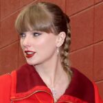 Тейлор Свіфт зустрічає осінь у затишному монохромно-червоному вбранні