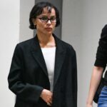 Зої Кравіц додає пляжного відтінку до ділового повсякденного стилю зі…