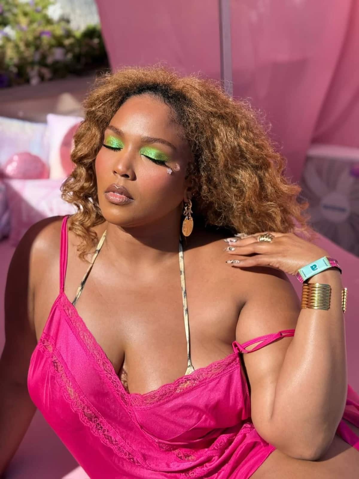 Стильні образи на Coachella 2026: ключові тенденції макіяжу та зачісок весни-літа4