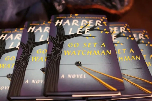 Кілька книг "Піди, постав вартового" англійською