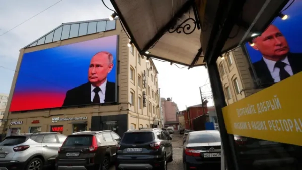 Білборд із зображенням Путіна на будівлі