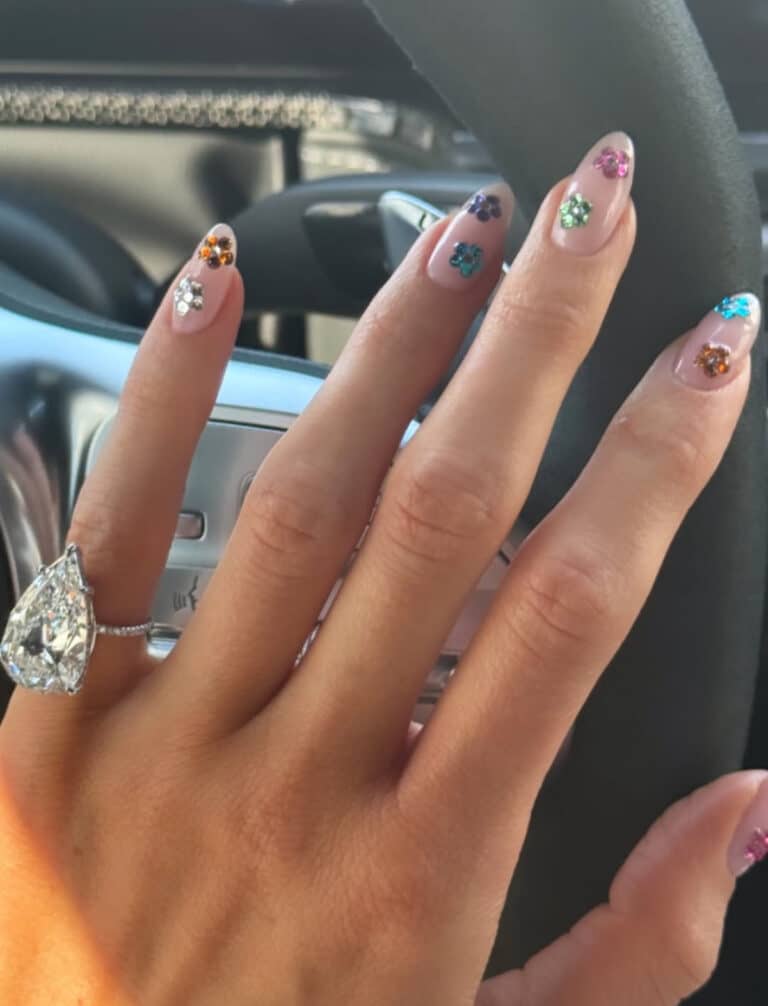 Нігті з камінням — ностальгічна тенденція манікюру 2026: як додати блискучі прикраси на нігті 8