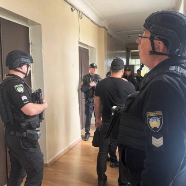 Стрілянина в міськраді: вражаючі кадри шокуючої події на Кіровоградщині