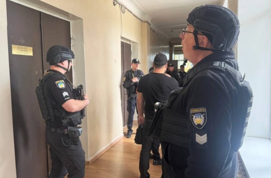Стрілянина в міськраді: вражаючі кадри шокуючої події на&hellip;