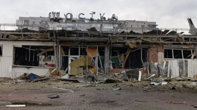 Вокзал у Шостці на Сумщині зруйновано росіянами. 9 Вокзал у Шостці на Сумщині зруйновано росіянами. 7