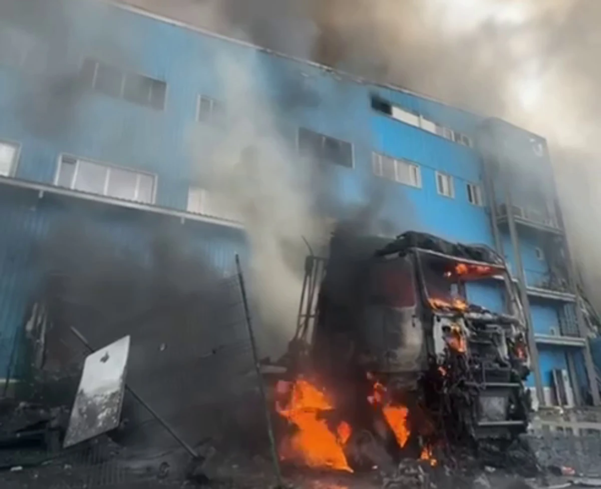 Росія завдала удару по Дніпру: спалахнув склад, автівки знищено 4