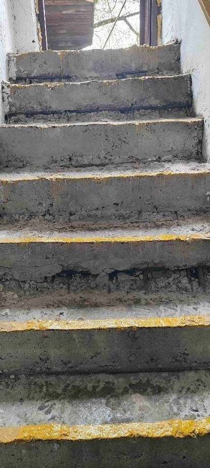 Малюки ходять до туалету в відро, а сходи — це страшна атракція: у Києві навколо дитячого садка розгорівся скандал. 4 Сходи занадто високі та не пристосовані для малечі / Фото батьків дітей