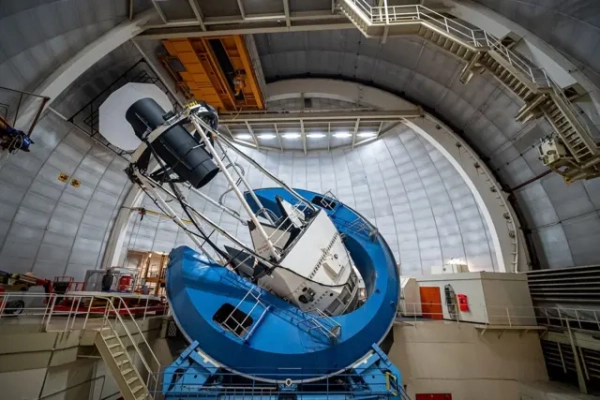 Прилад DESI встановлений всередині телескопа Mayall в Аризоні, США.
